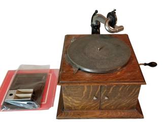 Antique Victrola VV-IV Phonograph WORKS
RCA Victrola Model 012 Portable Suitcase WORKS
