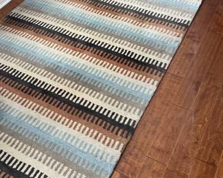 ACCENT RUG 5’ X 8’