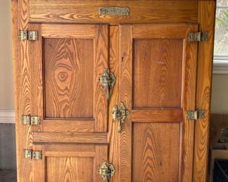 ANTIQUE OAK QUICK COMFORT ICE BOX