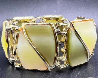 Lovely Green Vintage Thermoset Lucite Bracelet
