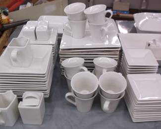 10 Strawberry Street Dinnerware