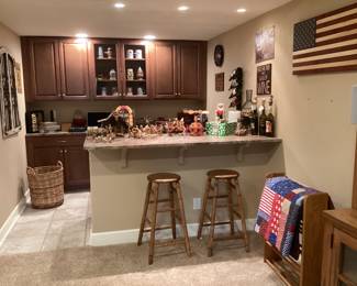 Patriotic quilt. Large Italian nativity set  Bar item. Steins 