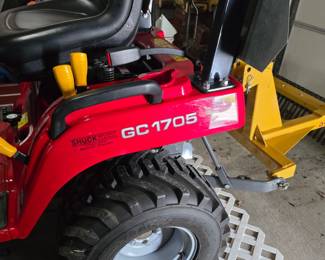 Massey Ferguson GC 1705 tractor sub-compact utility tractor 109 hours