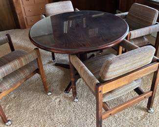 Table expands with 2 leaves, 4 chairs