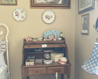 Small roll top desk with accessories, prints and plates