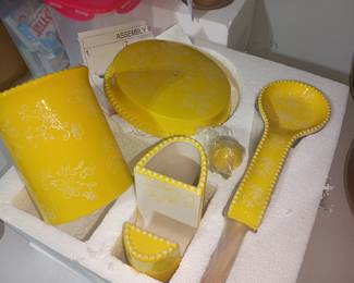 Kitchen set! PT holder, napkin holder, more!