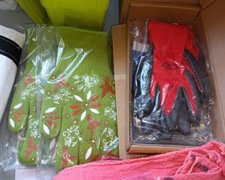 Multiple pairs of NEW gardening gloves!