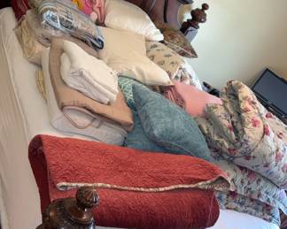 Queen 4 poster bed - linens