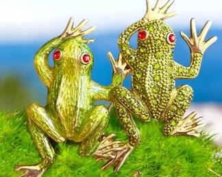 Vintage enamel double frog brooch