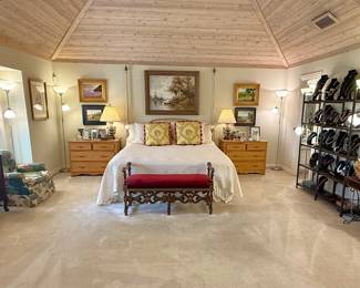 Yes!! You want to live in this main bedroom!