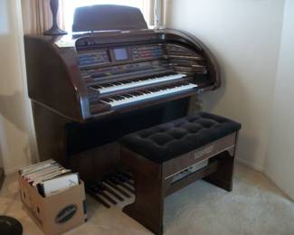 LOWREY SU 500 ORGAN
