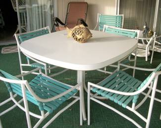 TABLE 4 CHAIRS