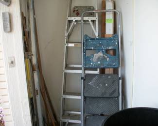 LADDERS, GARDEN TOOLS