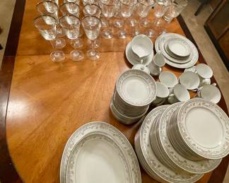 Vintage Bassett Furniture Oriental  Dining table with 1 leaf- 6 matching chairs. China Hutch/ bar sold separately 