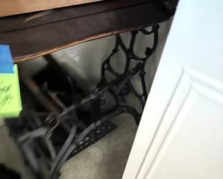 antique Singer sewing machine stand/cabinet, the sewing machine is also there in a box.