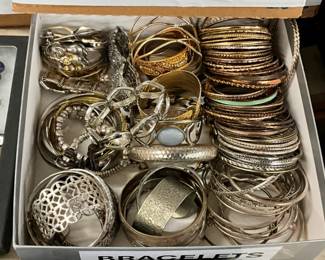 COSTUME JEWELRY BRACELTS