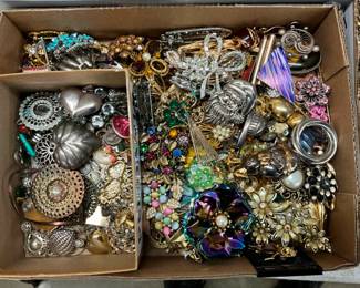 PENDANTS COSTUME JEWELRY