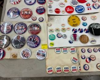 COLLECTION POLITICAL BUTTONS