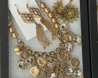 COSTUME JEWELRY - NECKLACE/EARINGS