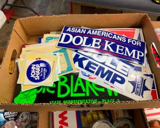 COLLECTION POLITICAL BUTTONS