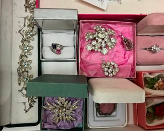 BROOCHES, RINGS, BRACELETS, ETC.