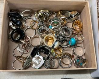COSTUME JEWELRY - RINGS
