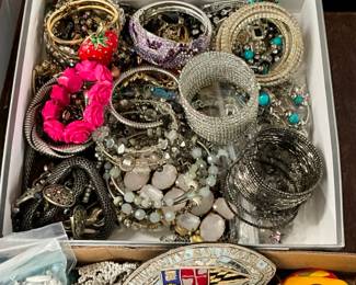 COSTUME JEWELRY BRACELTS