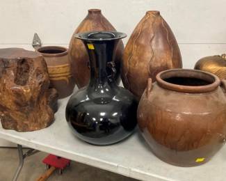 VARIOUS STUDIO POTS AND VASES