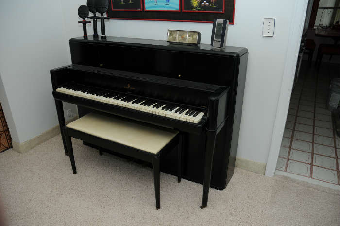 BLACK LACQUERED STEINWAY SPINET PIANO