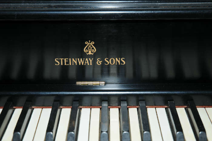 BLACK LACQUERED STEINWAY SPINET PIANO