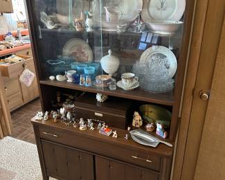 Saga Broyhill Hutch