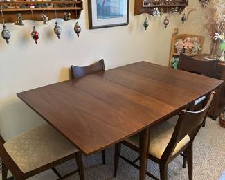 Saga Broyhill walnut dining table w/ 4 leaves