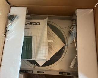PANASONIC PL600 TURNTABLE