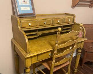 ETHAN ALLEN MEDIUM SIZED ROLL TOP DESK AND CHAIR
