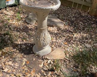 YARD ITEMS SEVERAL BIRD BATHS