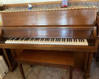Yamaha piano 58x44x22