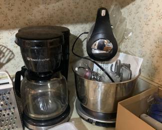 Coffee pot, sunbeam mixer 