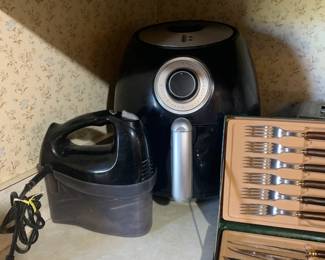 Air fryer, hand mixer 