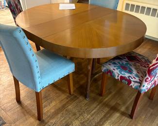 Dining Table and chairs/gets larger and smaller to be circular