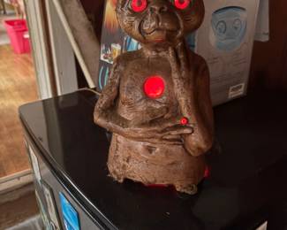 Many ET items This is a lamp