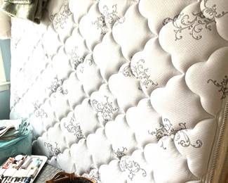 Great deal on this queen Serta mattress and boxspring