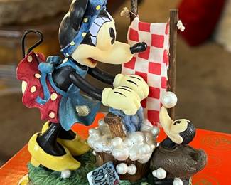 Laundry Day for Minnie Mouse! With box, very cute!