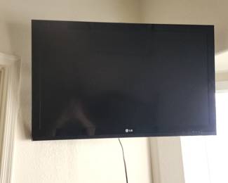 LG 42CS570 LCD HDTV 42-inch with Wall Mount