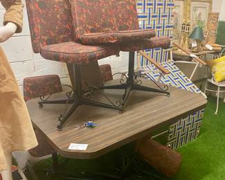 Vintage 1960’s/1970’s kitchen table. Has six swivel chairs and a leaf. 