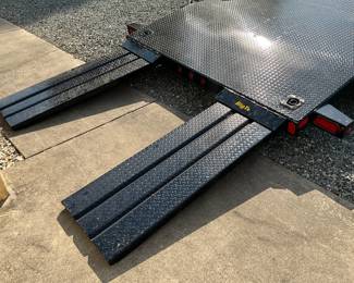 Retractable loading ramps