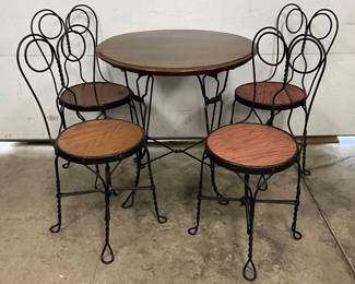 Round Metal Bistro Table with Four Matching Chairs Featuring Wooden Seats