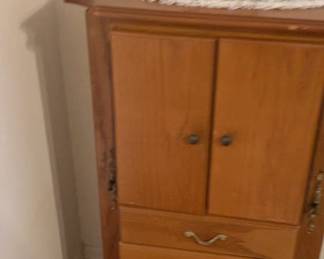 Jewelry dresser