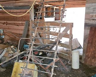 Large section of cast iron fencing (one piece) w/curve