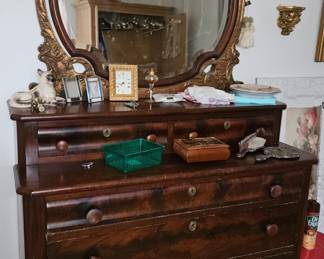 Mirror doesn't go with dresser