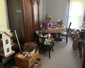 Got the keys today! Here are a few shots of our preliminary walk-through. We start unpacking and displaying tomorrow. Come back every day for pics!